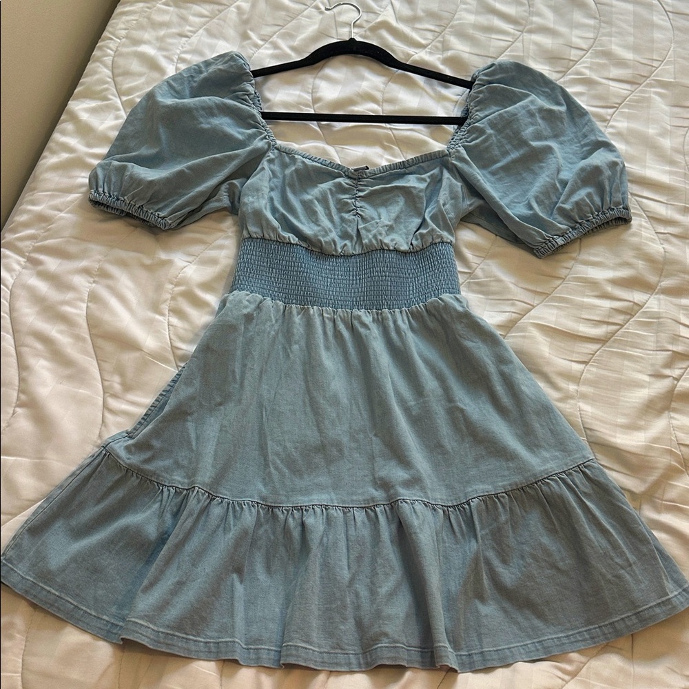 Puffed sleeve denim dress in light blue.
Never worn, no tags